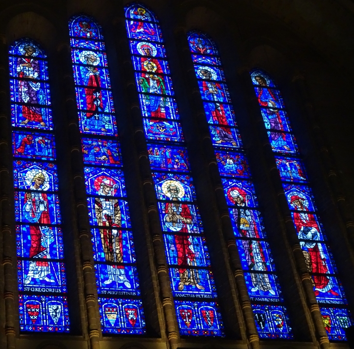 La grande vetrata con i quattro Dottori della Chiesa