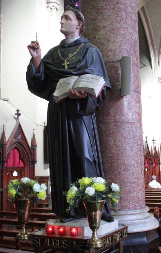 Sant'agostino giovane, statua all'entrata della chiesa di sant'Agostino a Dublino