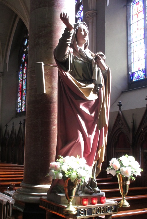 Santa Monica, statua all'entrata della chiesa di sant'Agostino a Dublino