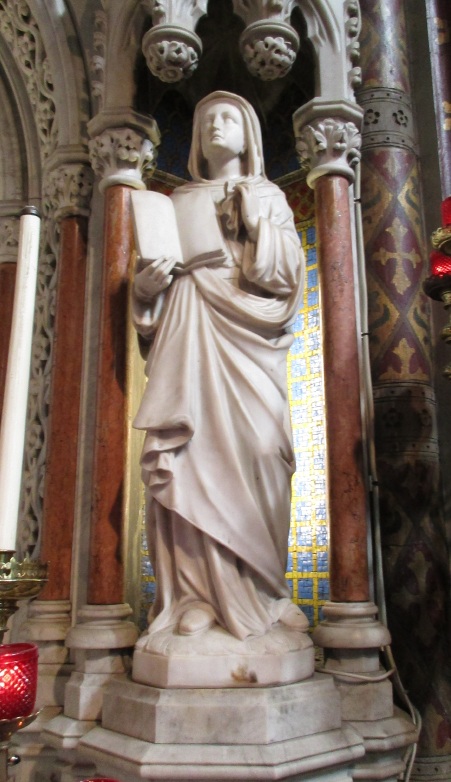 Statua di santa Monica sull'altare maggiore