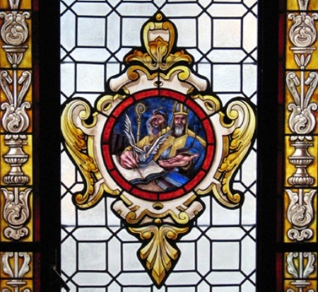 Particolare della vetrata con la figura di Agostino