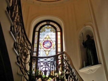 La vetrata lungo lo scalone della casa di Formazione Recolletta