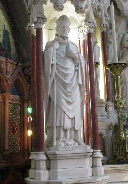 La statua di sant'agostino sull'altare maggiore della chiesa
