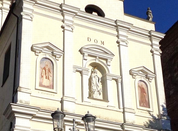 La facciata della chiesa a Sanfr con l'immagine dipinta di sant'Agostino