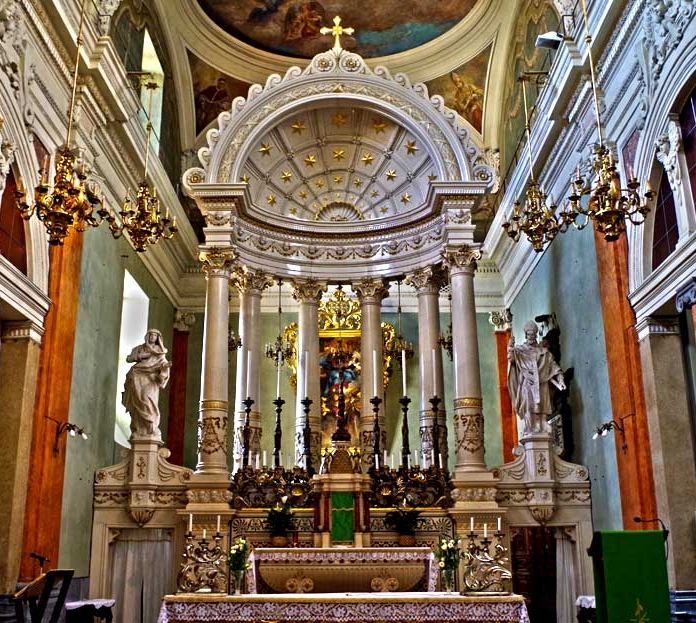 L'altare maggiore con le statue di Agostino e Monica