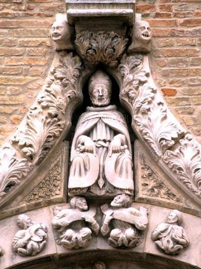 Agostino vescovo: statua di Matteo da Napoli dell'inizio Quattrocento