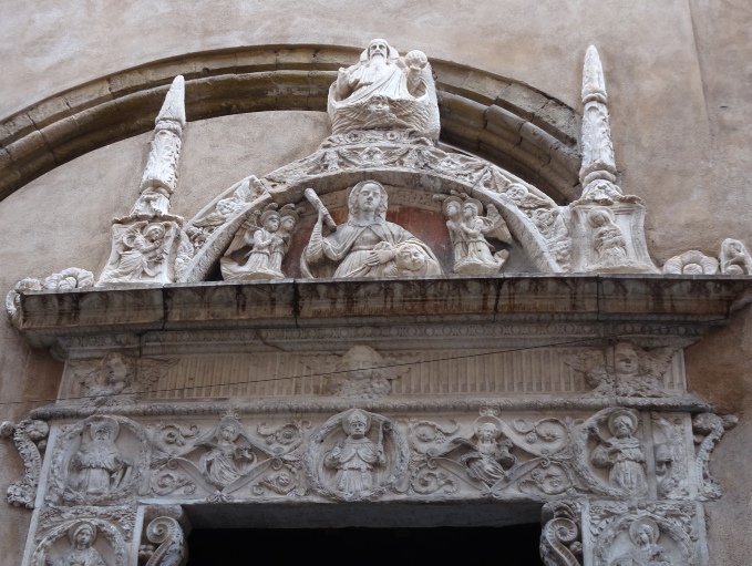 Portale secondario dell'entrata alla chiesa di sant'Agostino a Palermo