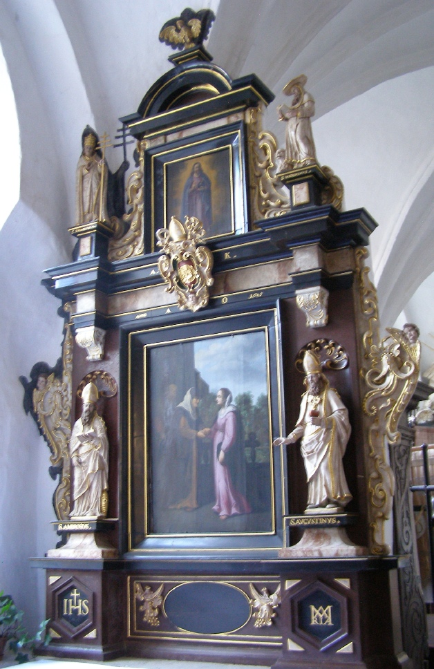 L'altare con alla destra la statua di Sant'Agostino vescovo e cardioforo