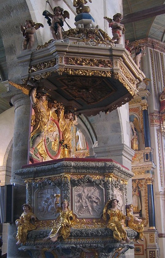 Il pulpito barocc con Evangelisti e Dottori della Chiesa