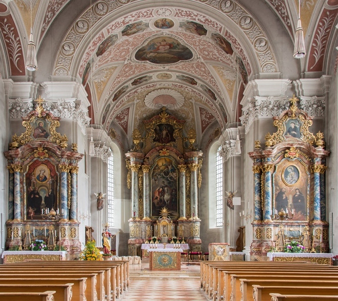 Interno della chiesa con i due altari laterali