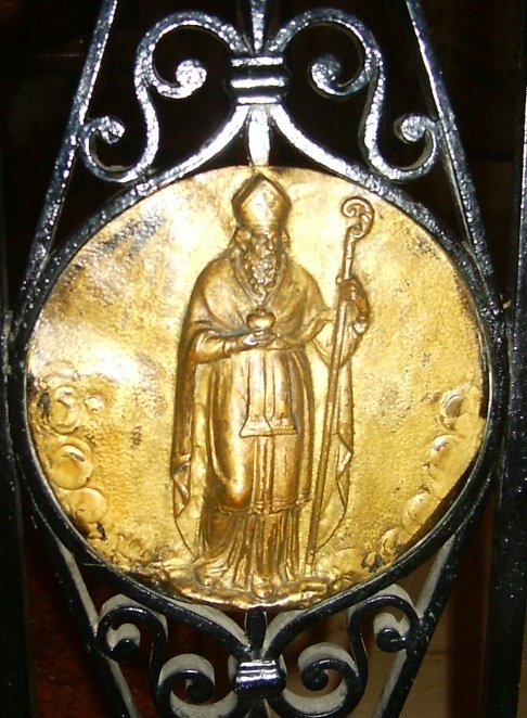 Agostino cardioforo, statua nella chiesa parrocchiale di Cassago
