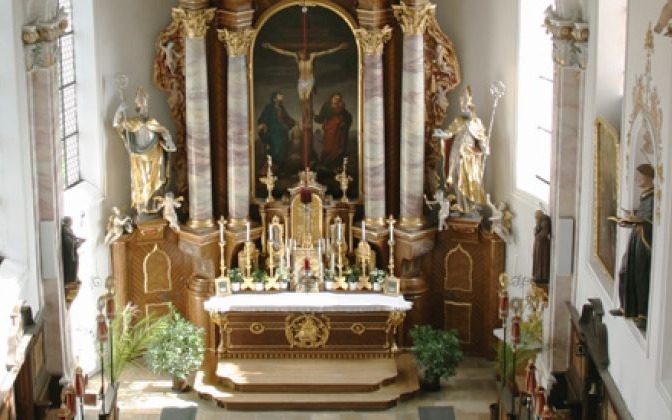 L'altare barocco della chiesa con Agostino vescovo e Dottore della Chiesa