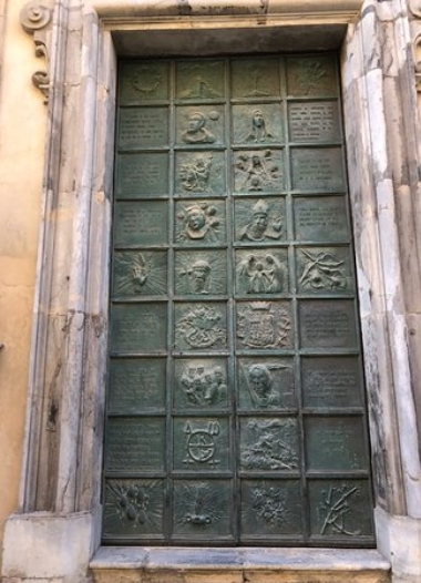 La porta bronzea della chiesa