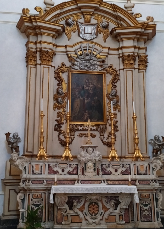 L'altare con la tela della Vergine e il Bambino con i santi Agostino e Monica