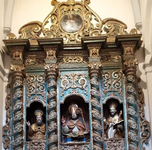 L'altare barocco con Agostino vescovo e i santi Biagio e Oronzo