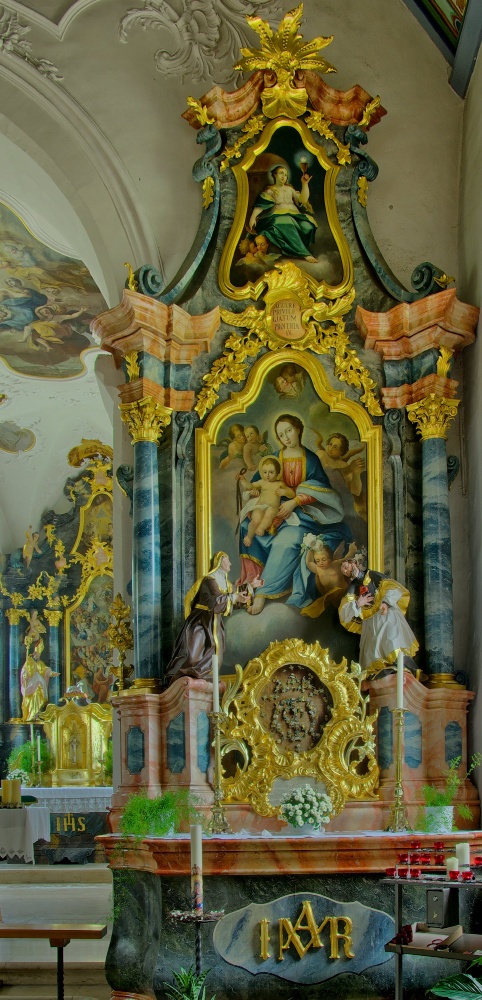 L'altare destro con la Vergine e i santi Agostino e Monica