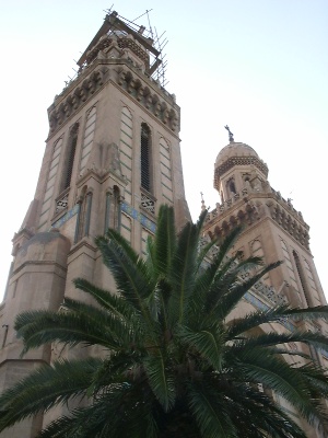Il campanile di sinistra della facciata della basilica
