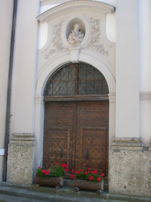 Busto di sant'Agostino ad una porta d'entrata