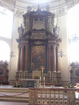 L'altare maggiore della chiesa con la Pala della Risurrezione