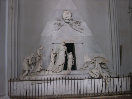 La tomba neoclassica a forma piramidale dell'arciduchessa Maria Cristina, opera mirabile di Canova del 1805
