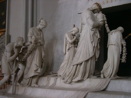 Particolare della tomba neoclassica a forma piramidale dell'arciduchessa Maria Cristina, opera mirabile di Canova del 1805