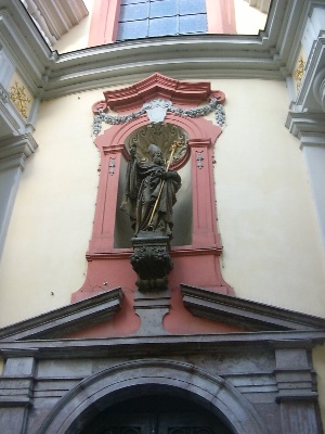 Statua di sant'Agostino sulla facciata della chiesa