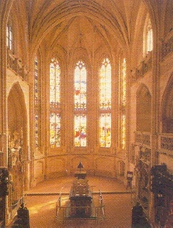 Il coro della chiesa e le sue cinque vetrate istoriate