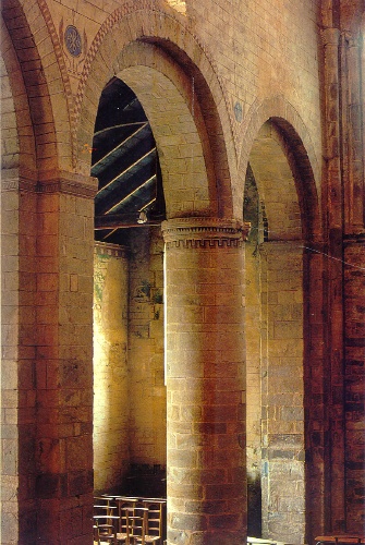 Interno della chiesa romanica di Daoulas