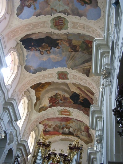 Affreschi sulla volta a botte di Vaclav che narrano la vita di S. Agostino nella chiesa di S. Tommaso a Praga