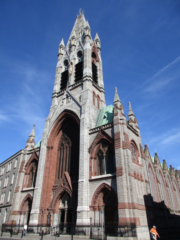 L'imponente frontale della chiesa dei Santi Giovanni ed Agostino a Dublino