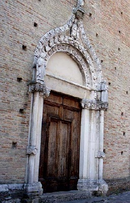 Immagine della Madonna con Bambino e Santi, affresco della contro facciata della chiesa di sant'Agostino ad Atri