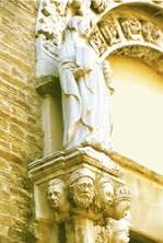 Particolare del portale della chiesa di sant'Agostino ad Atri con la statua di santa Caterina