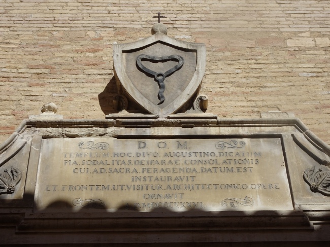 La scritta sul portale della chiesa di S. Agostino a Chieti