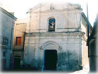 La facciata della chiesa