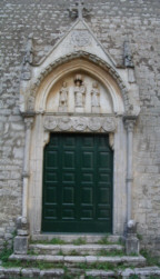 Immagine del portale della chiesa di sant'Agostino a Carpineto