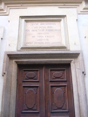 Portale della chiesa di S. Agostino a Milano in via Lanzone