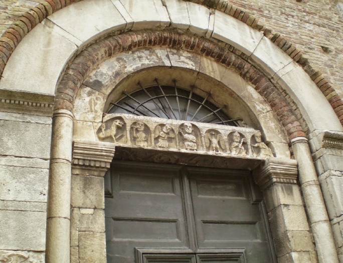 Portale romanico della chiesa di S. Agostino a Fermo