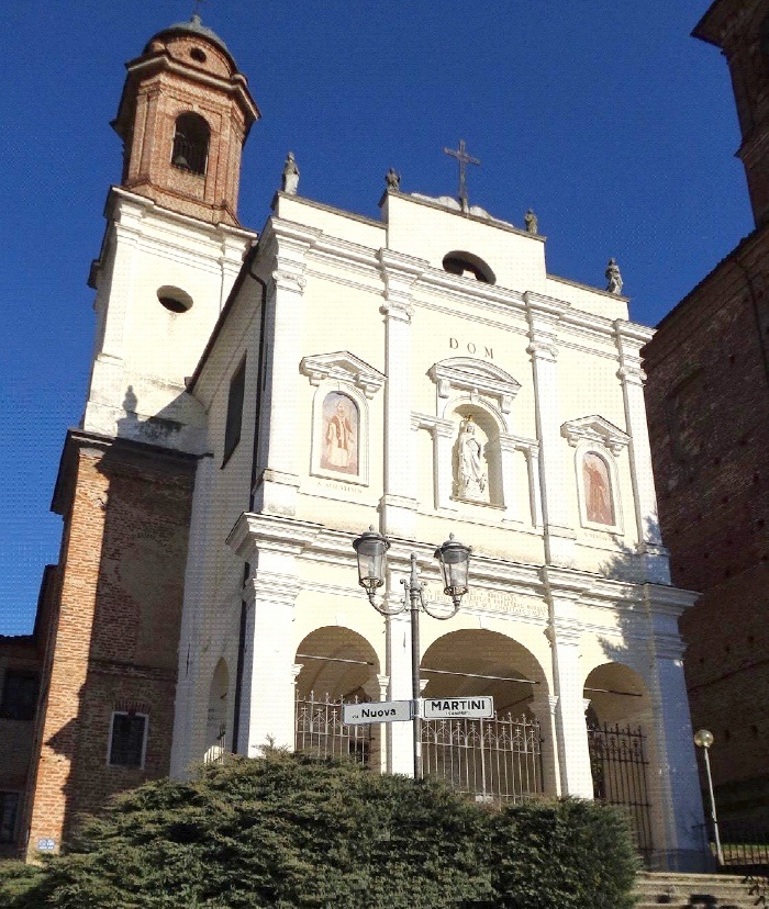 La bellissima chiesa di Sant'Agostino, Battuti Bianchi,  citata nella visita pastorale del Vescovo Broglia del 1596. Fu oggetto di ristrutturazione, con prolungamento del campanile a piccola cupola in rame, nel 1871. Al suo interno la chiesa  riccamente affrescata in monocromatico alle pareti da Barber (1872), pittore di origini cheraschesi, il quale, si dice, ricambi l'ospitalit fornitagli dalla confraternita con le sue opere.

