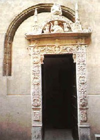 Portale laterale della chiesa di sant'Agostino a Palermo