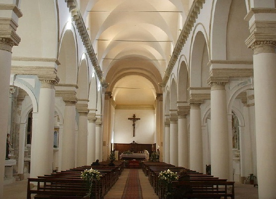 Interno a tre navate della chiesa di S. Agostino a Colle Val d'Elsa