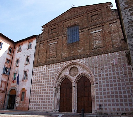 La facciata della chiesa di S. Agostino in piazza Lupatelli