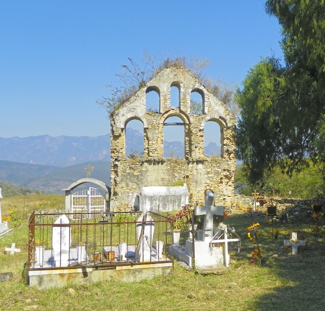 I resti del complesso agostiniano a Chichicaxtla