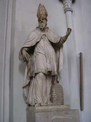 Statua di sant'Ambrogio con ai piedi il nido d'api