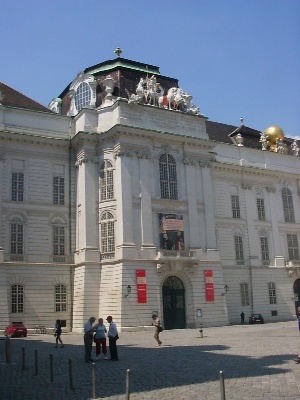 L'accesso alla chiesa da Josefsplatz