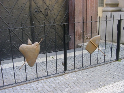 Simboli agostiniani all'ingresso della chiesa