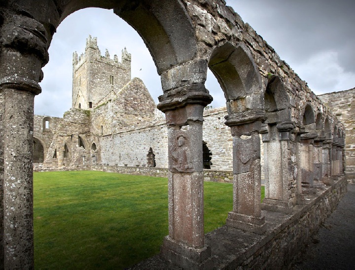 Particolare del monastero e della chiesa a Kells