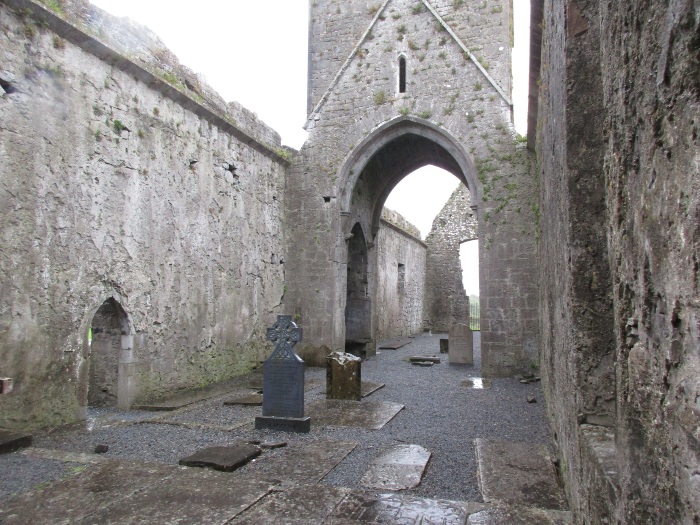 Particolare del monastero e della chiesa a Clare