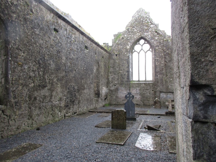 Trifora nella navata centrale della chiesa a Clare