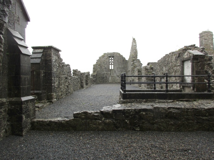 Particolare del monastero e della chiesa a Clare