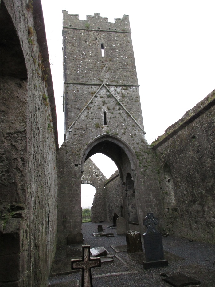 La torre al centro della navata nella chiesa dell'abbazia di Clare